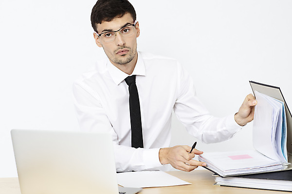 포토 JPG 스튜디오촬영 서양인 외국인 직업 응시 남자 안경 비즈니스 직장 실내 한명 앉기 상반신 20대 성인 앞모습 노트북 사무실 펜 업무 직장인 비즈니스맨 오픈 문서 체코 나무책상 성인남자한명만 국내포토 1 시선 잡화 유럽 뷰포인트 회사 모션 사람 인종 청년 내부 목재 전자제품 필기구 작업 책상 남자한명만 성인남자만 파일형식