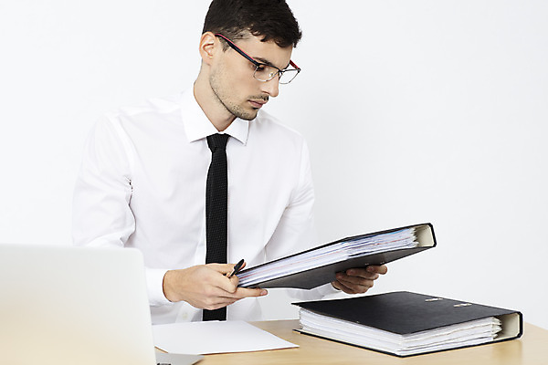 포토 JPG 스튜디오촬영 서양인 외국인 직업 응시 남자 안경 비즈니스 직장 실내 한명 들기 앉기 상반신 20대 성인 앞모습 사무실 펜 업무 직장인 비즈니스맨 문서 파일 체코 나무책상 성인남자한명만 국내포토 1 시선 잡화 유럽 뷰포인트 회사 모션 사람 인종 청년 내부 목재 필기구 작업 책상 남자한명만 성인남자만 파일형식