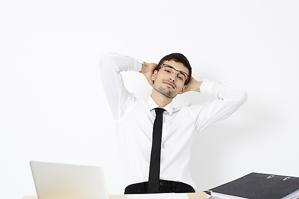 포토 JPG 스튜디오촬영 서양인 외국인 직업 손 남자 비즈니스 직장 실내 피곤 한명 미소 앉기 상반신 20대 성인 앞모습 사무실 머리 업무 직장인 비즈니스맨 문서 체코 나무책상 성인남자한명만 국내포토 1 유럽 뷰포인트 컨셉 회사 모션 표정 사람 인종 청년 내부 목재 신체부위 작업 책상 남자한명만 성인남자만 파일형식