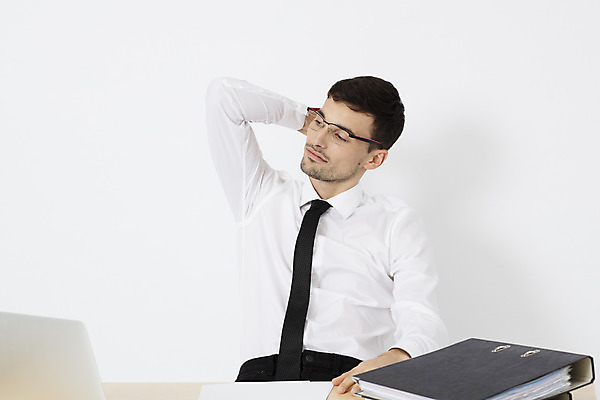 포토 JPG 스튜디오촬영 서양인 외국인 직업 응시 남자 안경 비즈니스 직장 실내 피곤 한명 앉기 상반신 20대 성인 앞모습 노트북 사무실 업무 직장인 비즈니스맨 문서 파일 체코 나무책상 성인남자한명만 국내포토 1 시선 잡화 유럽 뷰포인트 컨셉 회사 모션 사람 인종 청년 내부 목재 전자제품 작업 책상 남자한명만 성인남자만 파일형식