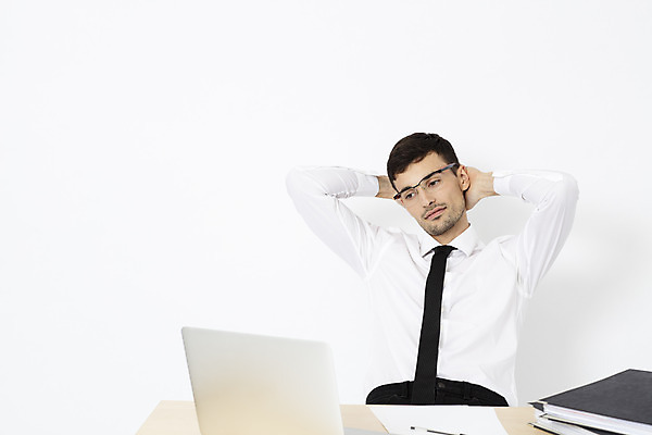 포토 JPG 스튜디오촬영 서양인 외국인 직업 응시 남자 안경 생각 비즈니스 직장 실내 피곤 한명 앉기 상반신 20대 성인 앞모습 노트북 사무실 업무 직장인 비즈니스맨 문서 파일 체코 나무책상 성인남자한명만 국내포토 1 시선 잡화 유럽 뷰포인트 컨셉 회사 모션 사람 인종 청년 내부 목재 전자제품 작업 책상 남자한명만 성인남자만 파일형식