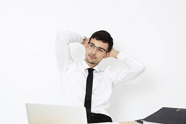 포토 JPG 스튜디오촬영 서양인 외국인 직업 응시 남자 안경 생각 비즈니스 직장 실내 피곤 한명 앉기 상반신 20대 성인 앞모습 노트북 사무실 업무 직장인 비즈니스맨 문서 체코 나무책상 성인남자한명만 국내포토 1 시선 잡화 유럽 뷰포인트 컨셉 회사 모션 사람 인종 청년 내부 목재 전자제품 작업 책상 남자한명만 성인남자만 파일형식