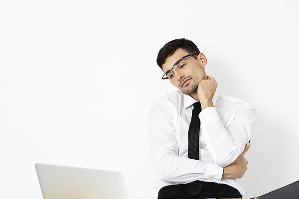 포토 JPG 스튜디오촬영 서양인 외국인 직업 남자 안경 생각 비즈니스 직장 실내 한명 앉기 상반신 20대 성인 앞모습 노트북 사무실 업무 직장인 비즈니스맨 고민 문서 파일 체코 나무책상 성인남자한명만 국내포토 1 잡화 감정 유럽 뷰포인트 회사 모션 사람 인종 청년 내부 목재 전자제품 작업 책상 남자한명만 성인남자만 파일형식