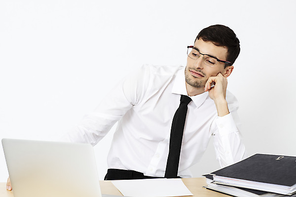 포토 JPG 스튜디오촬영 서양인 외국인 직업 남자 안경 생각 비즈니스 직장 실내 한명 앉기 상반신 20대 성인 앞모습 노트북 사무실 턱괴기 업무 직장인 비즈니스맨 고민 문서 파일 체코 나무책상 성인남자한명만 국내포토 1 잡화 감정 유럽 뷰포인트 회사 모션 사람 인종 청년 내부 목재 전자제품 작업 책상 남자한명만 성인남자만 파일형식