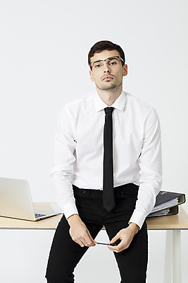 포토 JPG 스튜디오촬영 서양인 외국인 직업 응시 남자 안경 생각 비즈니스 직장 실내 한명 들기 앉기 상반신 20대 성인 앞모습 노트북 사무실 펜 잡기 업무 직장인 비즈니스맨 고민 파일 체코 나무책상 성인남자한명만 국내포토 1 시선 잡화 감정 유럽 뷰포인트 회사 모션 사람 인종 청년 내부 목재 전자제품 필기구 작업 책상 남자한명만 성인남자만 파일형식