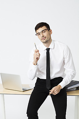 포토 JPG 스튜디오촬영 서양인 외국인 직업 응시 남자 안경 생각 비즈니스 직장 실내 한명 미소 들기 앉기 상반신 20대 성인 앞모습 노트북 사무실 펜 업무 직장인 비즈니스맨 파일 체코 나무책상 성인남자한명만 국내포토 1 시선 잡화 유럽 뷰포인트 회사 모션 표정 사람 인종 청년 내부 목재 전자제품 필기구 작업 책상 남자한명만 성인남자만 파일형식