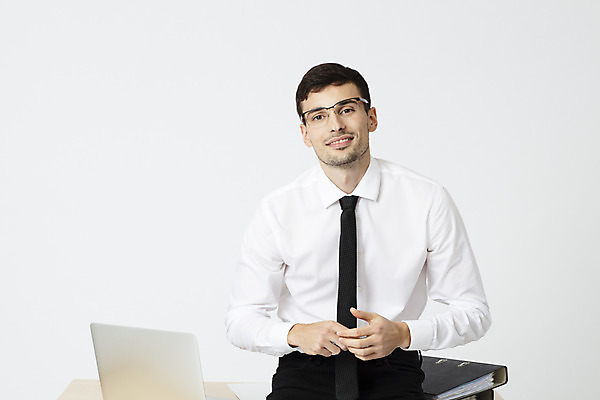 포토 JPG 스튜디오촬영 서양인 외국인 직업 응시 남자 안경 비즈니스 직장 실내 한명 미소 앉기 상반신 20대 성인 앞모습 노트북 사무실 만지기 업무 직장인 비즈니스맨 문서 파일 체코 나무책상 성인남자한명만 국내포토 1 시선 잡화 유럽 뷰포인트 회사 모션 표정 사람 인종 청년 내부 목재 전자제품 작업 책상 남자한명만 성인남자만 파일형식