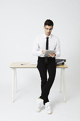 포토 JPG 스튜디오촬영 전신 서양인 외국인 직업 응시 남자 안경 비즈니스 직장 실내 한명 들기 앉기 20대 성인 앞모습 태블릿 사무실 펜 업무 직장인 비즈니스맨 집중 문서 파일 체코 나무책상 워커홀릭 성인남자한명만 국내포토 1 시선 잡화 유럽 뷰포인트 컨셉 회사 모션 사람 인종 청년 내부 목재 전자제품 스마트기기 필기구 작업 책상 남자한명만 성인남자만 파일형식