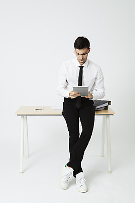 포토 JPG 스튜디오촬영 전신 서양인 외국인 직업 응시 남자 안경 비즈니스 직장 실내 한명 들기 앉기 상반신 20대 성인 앞모습 태블릿 사무실 펜 업무 직장인 비즈니스맨 집중 문서 파일 체코 나무책상 워커홀릭 성인남자한명만 국내포토 1 시선 잡화 유럽 뷰포인트 컨셉 회사 모션 사람 인종 청년 내부 목재 전자제품 스마트기기 필기구 작업 책상 남자한명만 성인남자만 파일형식