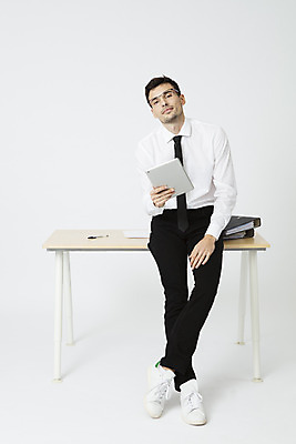 포토 JPG 스튜디오촬영 전신 서양인 외국인 직업 응시 남자 안경 비즈니스 직장 실내 한명 들기 앉기 20대 성인 앞모습 태블릿 사무실 펜 업무 직장인 비즈니스맨 문서 파일 체코 나무책상 성인남자한명만 국내포토 1 시선 잡화 유럽 뷰포인트 회사 모션 사람 인종 청년 내부 목재 전자제품 스마트기기 필기구 작업 책상 남자한명만 성인남자만 파일형식