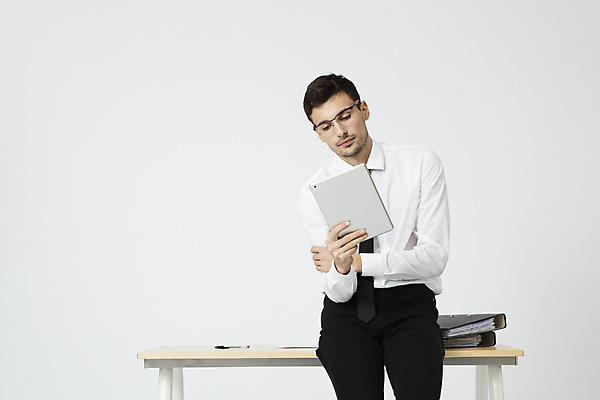 포토 JPG 스튜디오촬영 서양인 외국인 직업 응시 남자 안경 비즈니스 직장 실내 한명 들기 앉기 상반신 20대 성인 앞모습 태블릿 사무실 펜 업무 직장인 비즈니스맨 문서 파일 체코 나무책상 성인남자한명만 국내포토 1 시선 잡화 유럽 뷰포인트 회사 모션 사람 인종 청년 내부 목재 전자제품 스마트기기 필기구 작업 책상 남자한명만 성인남자만 파일형식