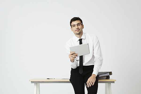 포토 JPG 스튜디오촬영 서양인 외국인 직업 응시 남자 안경 비즈니스 직장 실내 한명 미소 들기 앉기 상반신 20대 성인 앞모습 태블릿 사무실 펜 업무 직장인 비즈니스맨 문서 파일 체코 나무책상 성인남자한명만 국내포토 1 시선 잡화 유럽 뷰포인트 회사 모션 표정 사람 인종 청년 내부 목재 전자제품 스마트기기 필기구 작업 책상 남자한명만 성인남자만 파일형식