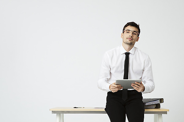 포토 JPG 스튜디오촬영 서양인 외국인 직업 응시 남자 안경 비즈니스 직장 실내 한명 들기 앉기 상반신 20대 성인 앞모습 태블릿 사무실 펜 업무 직장인 비즈니스맨 문서 파일 고개들기 체코 나무책상 성인남자한명만 국내포토 1 시선 잡화 유럽 뷰포인트 회사 모션 사람 인종 청년 내부 목재 전자제품 스마트기기 필기구 작업 책상 남자한명만 성인남자만 파일형식