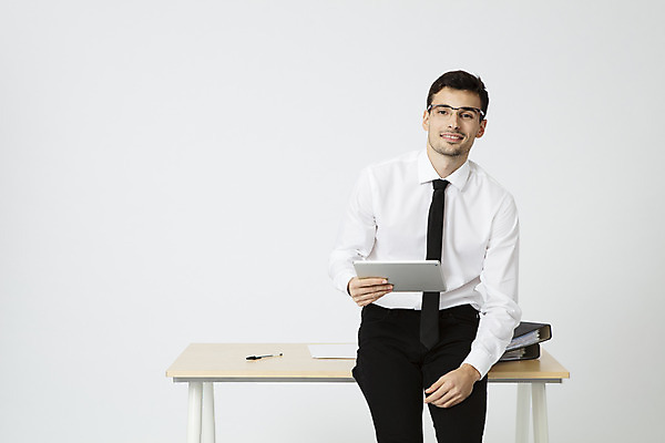 포토 JPG 스튜디오촬영 서양인 외국인 직업 응시 남자 안경 비즈니스 직장 실내 한명 미소 들기 앉기 상반신 20대 성인 앞모습 태블릿 사무실 업무 직장인 비즈니스맨 문서 파일 체코 나무책상 성인남자한명만 국내포토 1 시선 잡화 유럽 뷰포인트 회사 모션 표정 사람 인종 청년 내부 목재 전자제품 스마트기기 작업 책상 남자한명만 성인남자만 파일형식