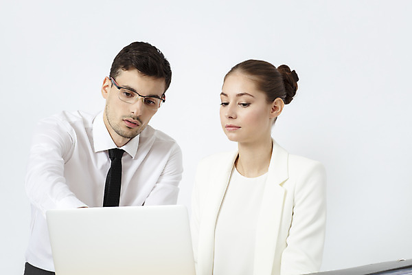 포토 JPG 스튜디오촬영 서양인 외국인 응시 여자 남자 비즈니스 회의 협력 직장 실내 대화 설명 서기 앉기 정장 상반신 20대 성인 두명 앞모습 사무실 듣기 가리킴 업무 직장인 비즈니스맨 비즈니스우먼 흰배경 체코 성인만 국내포토 직업 시선 옷 유럽 뷰포인트 백그라운드 회사 모션 말하기 사람 인종 손짓 청년 내부 흰색 작업 파일형식