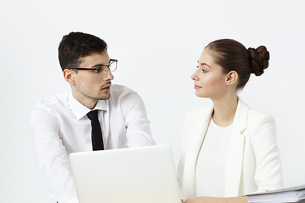 포토 JPG 스튜디오촬영 서양인 외국인 응시 여자 남자 비즈니스 회의 협력 직장 실내 대화 앉기 정장 상반신 20대 성인 두명 앞모습 사무실 마주보기 업무 직장인 비즈니스맨 비즈니스우먼 흰배경 체코 성인만 국내포토 직업 시선 옷 유럽 뷰포인트 백그라운드 회사 모션 말하기 사람 인종 청년 내부 흰색 작업 파일형식