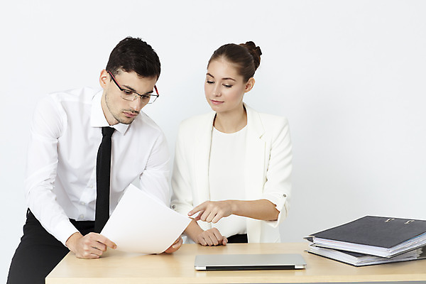 포토 JPG 스튜디오촬영 서양인 외국인 응시 여자 남자 비즈니스 회의 협력 직장 실내 대화 앉기 정장 상반신 20대 성인 두명 앞모습 노트북 사무실 가리킴 업무 직장인 비즈니스맨 비즈니스우먼 책상 흰배경 문서 파일 체코 성인만 국내포토 직업 시선 옷 유럽 뷰포인트 가구 백그라운드 회사 모션 말하기 사람 인종 손짓 청년 내부 전자제품 흰색 작업 파일형식