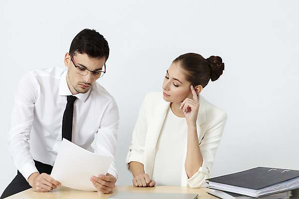 포토 JPG 스튜디오촬영 서양인 외국인 응시 여자 남자 종이 생각 비즈니스 회의 협력 직장 실내 대화 앉기 정장 상반신 20대 성인 두명 앞모습 노트북 사무실 업무 직장인 비즈니스맨 비즈니스우먼 책상 흰배경 문서 체코 성인만 국내포토 직업 시선 옷 유럽 뷰포인트 가구 백그라운드 회사 모션 말하기 사람 인종 청년 내부 전자제품 흰색 작업 파일형식