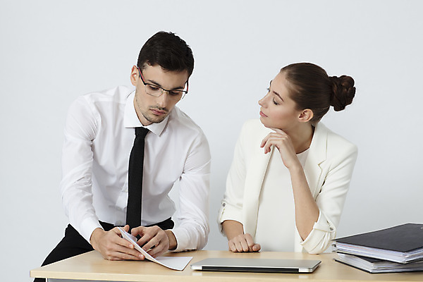 포토 JPG 스튜디오촬영 서양인 외국인 응시 여자 남자 종이 비즈니스 회의 협력 직장 실내 대화 앉기 정장 상반신 20대 성인 두명 앞모습 노트북 사무실 턱괴기 업무 직장인 비즈니스맨 비즈니스우먼 흰배경 문서 체코 성인만 국내포토 직업 시선 옷 유럽 뷰포인트 백그라운드 회사 모션 말하기 사람 인종 청년 내부 전자제품 흰색 작업 파일형식