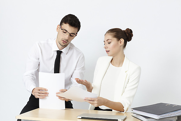 포토 JPG 스튜디오촬영 서양인 외국인 응시 여자 남자 종이 비즈니스 회의 협력 직장 실내 대화 들기 앉기 정장 상반신 20대 성인 두명 앞모습 노트북 사무실 업무 직장인 비즈니스맨 비즈니스우먼 흰배경 문서 파일 체코 성인만 국내포토 직업 시선 옷 유럽 뷰포인트 백그라운드 회사 모션 말하기 사람 인종 청년 내부 전자제품 흰색 작업 파일형식