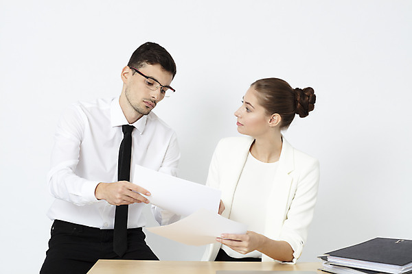 포토 JPG 스튜디오촬영 서양인 외국인 여자 남자 비즈니스 회의 협력 직장 실내 대화 앉기 정장 상반신 20대 성인 두명 앞모습 사무실 업무 직장인 비즈니스맨 비즈니스우먼 흰배경 체코 성인만 국내포토 직업 옷 유럽 뷰포인트 백그라운드 회사 모션 말하기 사람 인종 청년 내부 흰색 작업 파일형식