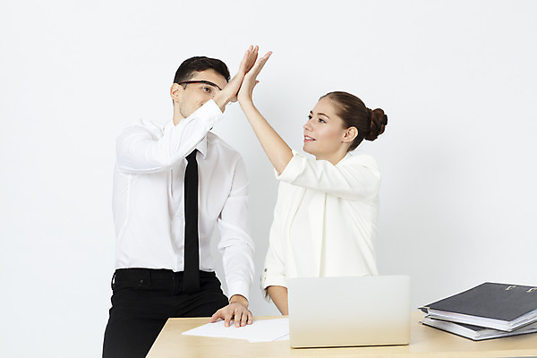 포토 JPG 스튜디오촬영 서양인 외국인 여자 남자 비즈니스 성공 협력 직장 실내 앉기 정장 상반신 20대 성인 두명 앞모습 사무실 업무 직장인 비즈니스맨 비즈니스우먼 흰배경 체코 성인만 국내포토 직업 옷 유럽 뷰포인트 백그라운드 컨셉 회사 모션 사람 인종 청년 내부 흰색 작업 파일형식