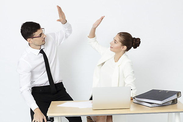 포토 JPG 스튜디오촬영 서양인 외국인 여자 남자 비즈니스 성공 협력 직장 실내 앉기 정장 상반신 20대 성인 두명 앞모습 사무실 업무 직장인 비즈니스맨 비즈니스우먼 흰배경 체코 성인만 국내포토 직업 옷 유럽 뷰포인트 백그라운드 컨셉 회사 모션 사람 인종 청년 내부 흰색 작업 파일형식