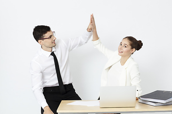 포토 JPG 스튜디오촬영 서양인 외국인 여자 남자 비즈니스 성공 협력 직장 실내 앉기 정장 상반신 20대 성인 두명 앞모습 사무실 업무 직장인 비즈니스맨 비즈니스우먼 흰배경 체코 성인만 국내포토 직업 옷 유럽 뷰포인트 백그라운드 컨셉 회사 모션 사람 인종 청년 내부 흰색 작업 파일형식