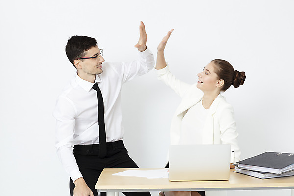 포토 JPG 스튜디오촬영 서양인 외국인 여자 남자 비즈니스 성공 협력 직장 실내 앉기 정장 상반신 20대 성인 두명 앞모습 사무실 업무 직장인 비즈니스맨 비즈니스우먼 흰배경 체코 성인만 국내포토 직업 옷 유럽 뷰포인트 백그라운드 컨셉 회사 모션 사람 인종 청년 내부 흰색 작업 파일형식