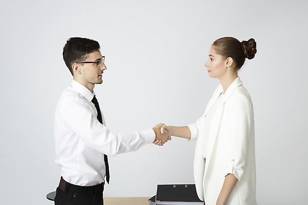 포토 JPG 스튜디오촬영 서양인 외국인 여자 남자 비즈니스 협력 악수 직장 실내 서기 정장 상반신 20대 성인 두명 옆모습 사무실 업무 직장인 비즈니스맨 비즈니스우먼 계약 흰배경 체코 성인만 국내포토 직업 옷 유럽 뷰포인트 백그라운드 회사 모션 사람 인종 손짓 청년 내부 흰색 작업 파일형식