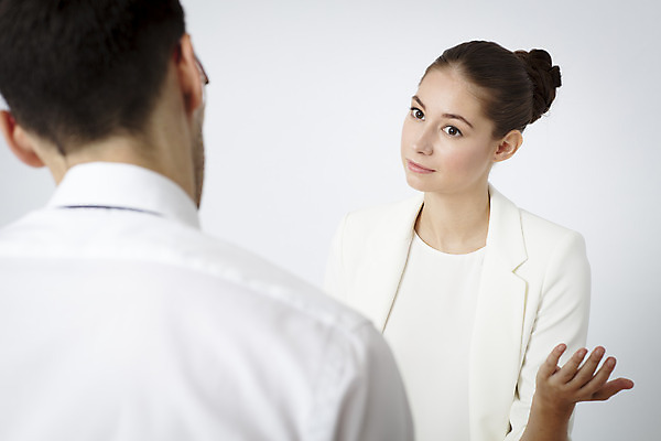 포토 JPG 스튜디오촬영 서양인 외국인 응시 여자 남자 비즈니스 직장 실내 정장 상반신 20대 성인 두명 앞모습 뒷모습 사무실 업무 직장인 비즈니스맨 비즈니스우먼 흰배경 체코 성인만 국내포토 직업 시선 옷 유럽 뷰포인트 백그라운드 회사 사람 인종 청년 내부 흰색 작업 파일형식