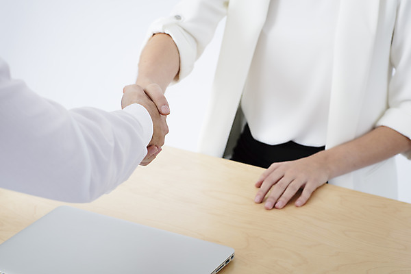 포토 JPG 스튜디오촬영 서양인 외국인 여자 남자 비즈니스 협력 악수 직장 실내 서기 정장 상반신 20대 성인 두명 앞모습 뒷모습 사무실 업무 직장인 비즈니스맨 비즈니스우먼 흰배경 체코 성인만 국내포토 직업 옷 유럽 뷰포인트 백그라운드 회사 모션 사람 인종 손짓 청년 내부 흰색 작업 파일형식