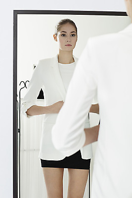 포토 JPG 스튜디오촬영 서양인 외국인 여자 비즈니스 직장 실내 한명 서기 정장 상반신 20대 성인 뒷모습 반사 거울 직장인 비즈니스우먼 흰배경 체코 성인여자한명만 국내포토 직업 1 옷 유럽 뷰포인트 백그라운드 회사 모션 사람 인종 청년 내부 흰색 여자한명만 성인여자만 파일형식