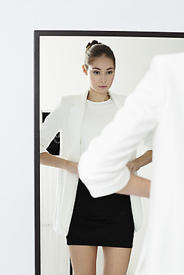 포토 JPG 스튜디오촬영 서양인 외국인 여자 비즈니스 직장 실내 한명 서기 정장 상반신 20대 성인 뒷모습 반사 거울 직장인 비즈니스우먼 흰배경 체코 성인여자한명만 국내포토 직업 1 옷 유럽 뷰포인트 백그라운드 회사 모션 사람 인종 청년 내부 흰색 여자한명만 성인여자만 파일형식