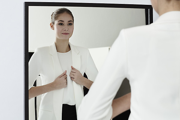 포토 JPG 스튜디오촬영 서양인 외국인 여자 비즈니스 직장 실내 한명 서기 정장 상반신 20대 성인 뒷모습 반사 거울 직장인 비즈니스우먼 흰배경 체코 성인여자한명만 국내포토 직업 1 옷 유럽 뷰포인트 백그라운드 회사 모션 사람 인종 청년 내부 흰색 여자한명만 성인여자만 파일형식