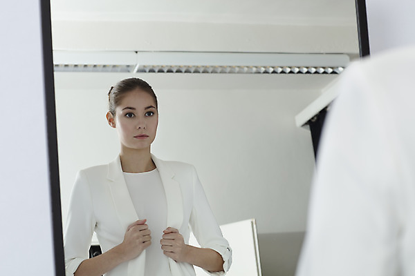 포토 JPG 스튜디오촬영 서양인 외국인 여자 비즈니스 직장 실내 한명 서기 정장 상반신 20대 성인 뒷모습 반사 거울 직장인 비즈니스우먼 흰배경 체코 성인여자한명만 국내포토 직업 1 옷 유럽 뷰포인트 백그라운드 회사 모션 사람 인종 청년 내부 흰색 여자한명만 성인여자만 파일형식