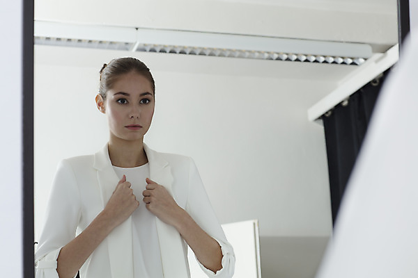 포토 JPG 스튜디오촬영 서양인 외국인 여자 비즈니스 직장 실내 한명 서기 정장 상반신 20대 성인 뒷모습 반사 거울 직장인 비즈니스우먼 흰배경 체코 성인여자한명만 국내포토 직업 1 옷 유럽 뷰포인트 백그라운드 회사 모션 사람 인종 청년 내부 흰색 여자한명만 성인여자만 파일형식