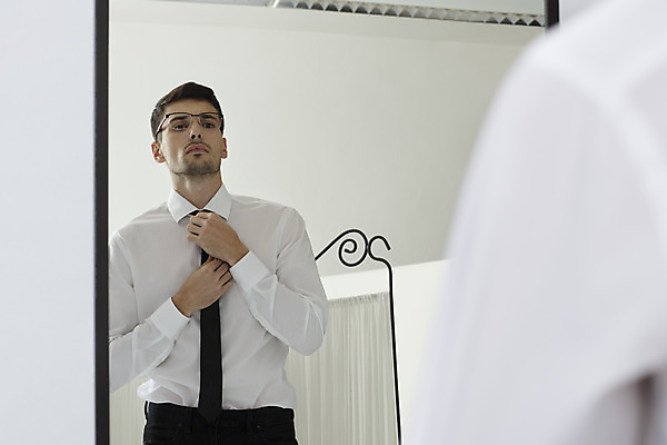 포토 JPG 스튜디오촬영 서양인 외국인 남자 비즈니스 직장 실내 한명 서기 정장 상반신 20대 성인 뒷모습 반사 거울 직장인 비즈니스맨 흰배경 체코 성인남자한명만 국내포토 직업 1 옷 유럽 뷰포인트 백그라운드 회사 모션 사람 인종 청년 내부 흰색 남자한명만 성인남자만 파일형식