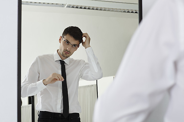 포토 JPG 스튜디오촬영 서양인 외국인 남자 비즈니스 직장 실내 한명 서기 정장 상반신 20대 성인 뒷모습 반사 거울 직장인 비즈니스맨 흰배경 체코 성인남자한명만 국내포토 직업 1 옷 유럽 뷰포인트 백그라운드 회사 모션 사람 인종 청년 내부 흰색 남자한명만 성인남자만 파일형식