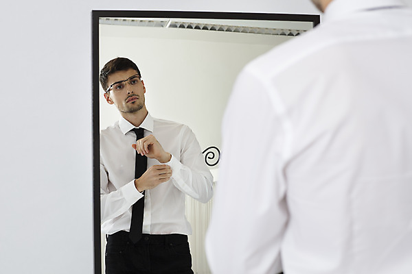 포토 JPG 스튜디오촬영 서양인 외국인 남자 비즈니스 직장 실내 한명 서기 정장 상반신 20대 성인 뒷모습 사무실 반사 거울 직장인 비즈니스맨 흰배경 체코 성인남자한명만 국내포토 직업 1 옷 유럽 뷰포인트 백그라운드 회사 모션 사람 인종 청년 내부 흰색 남자한명만 성인남자만 파일형식