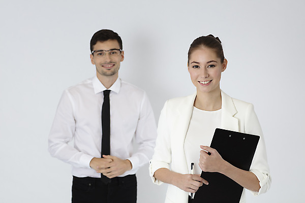 포토 JPG 스튜디오촬영 서양인 외국인 여자 남자 비즈니스 직장 실내 서기 들기 정장 상반신 20대 성인 두명 앞모습 사무실 업무 직장인 비즈니스맨 비즈니스우먼 흰배경 문서 체코 성인만 국내포토 직업 옷 유럽 뷰포인트 백그라운드 회사 모션 사람 인종 청년 내부 흰색 작업 파일형식