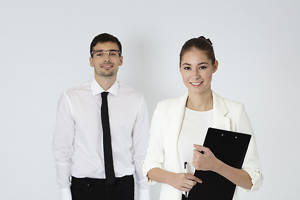 포토 JPG 스튜디오촬영 서양인 외국인 여자 남자 비즈니스 직장 실내 서기 들기 정장 상반신 20대 성인 두명 앞모습 사무실 업무 직장인 비즈니스맨 비즈니스우먼 흰배경 문서 체코 성인만 국내포토 직업 옷 유럽 뷰포인트 백그라운드 회사 모션 사람 인종 청년 내부 흰색 작업 파일형식