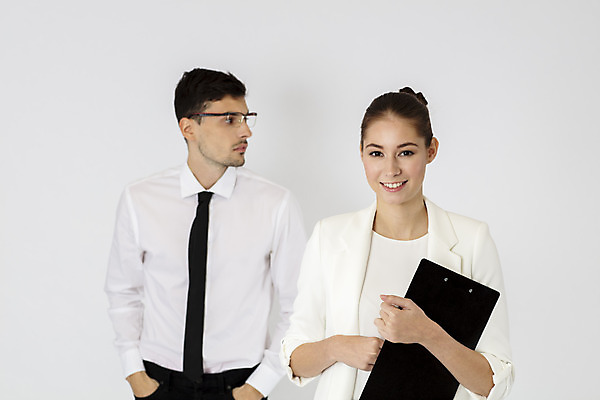 포토 JPG 스튜디오촬영 서양인 외국인 여자 남자 비즈니스 직장 실내 서기 들기 정장 상반신 20대 성인 두명 앞모습 사무실 업무 직장인 비즈니스맨 비즈니스우먼 흰배경 문서 체코 성인만 국내포토 직업 옷 유럽 뷰포인트 백그라운드 회사 모션 사람 인종 청년 내부 흰색 작업 파일형식