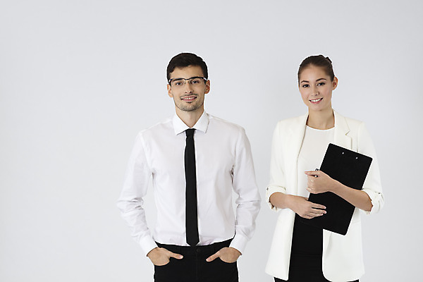 포토 JPG 스튜디오촬영 서양인 외국인 여자 남자 비즈니스 직장 실내 서기 들기 정장 상반신 20대 성인 두명 앞모습 사무실 업무 직장인 비즈니스맨 비즈니스우먼 흰배경 문서 체코 성인만 국내포토 직업 옷 유럽 뷰포인트 백그라운드 회사 모션 사람 인종 청년 내부 흰색 작업 파일형식