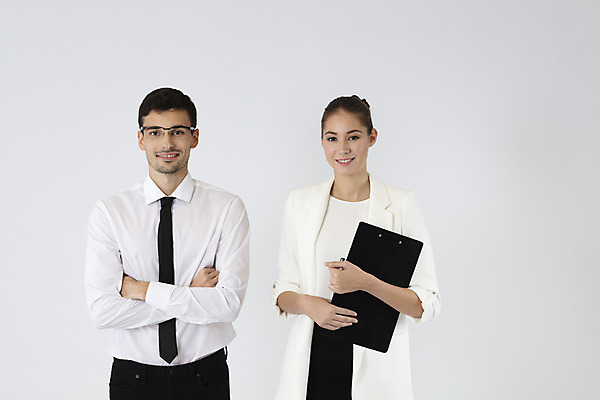 포토 JPG 스튜디오촬영 서양인 외국인 여자 남자 비즈니스 직장 실내 서기 들기 정장 상반신 20대 성인 두명 앞모습 사무실 업무 직장인 비즈니스맨 비즈니스우먼 흰배경 문서 체코 성인만 국내포토 직업 옷 유럽 뷰포인트 백그라운드 회사 모션 사람 인종 청년 내부 흰색 작업 파일형식