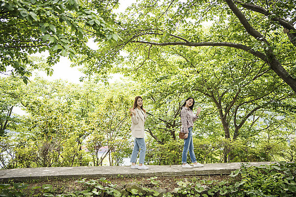 포토 JPG 주간 전신 나무 우먼라이프 공원 여자 길 여행 서기 사람 20대 성인 야외 두명 옆모습 관광지 걷기 봄 우정 산책 산책로 한국인 추억 전라남도 숲길 여수 국내여행 봄여행 손흔들기 성인여자만 국내포토 자연요소 식물 라이프스타일 계절 공공시설 뷰포인트 컨셉 모션 휴식 동양인 청년 친구 전라도 여자만 성인만 파일형식