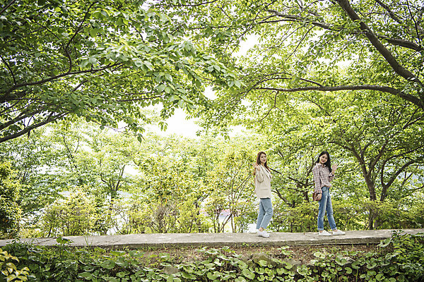 포토 JPG 주간 전신 나무 우먼라이프 공원 여자 길 여행 서기 사람 20대 성인 야외 두명 옆모습 관광지 걷기 봄 우정 산책 산책로 한국인 추억 전라남도 숲길 여수 국내여행 봄여행 성인여자만 국내포토 자연요소 식물 라이프스타일 계절 공공시설 뷰포인트 컨셉 모션 휴식 동양인 청년 친구 전라도 여자만 성인만 파일형식