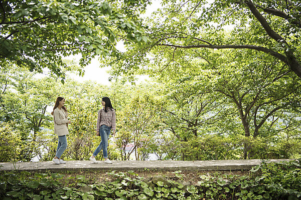 포토 JPG 주간 전신 나무 우먼라이프 공원 여자 길 여행 사람 20대 성인 야외 두명 앞모습 옆모습 관광지 걷기 봄 우정 산책 산책로 한국인 추억 전라남도 숲길 여수 국내여행 봄여행 성인여자만 국내포토 자연요소 식물 라이프스타일 계절 공공시설 뷰포인트 컨셉 모션 휴식 동양인 청년 친구 전라도 여자만 성인만 파일형식