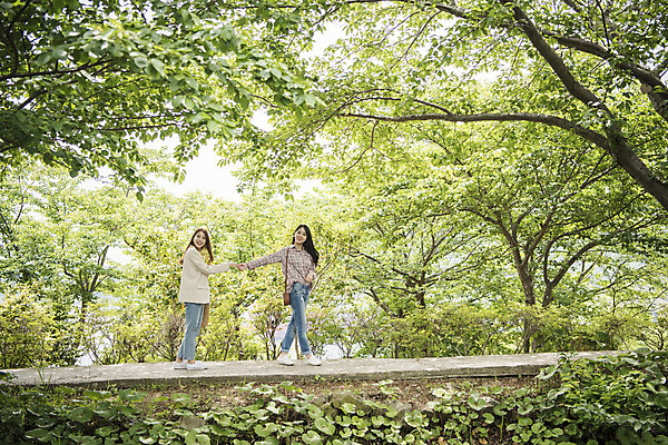 포토 JPG 주간 전신 나무 우먼라이프 공원 여자 길 여행 사람 20대 성인 야외 두명 앞모습 옆모습 관광지 걷기 손잡기 봄 우정 산책 산책로 한국인 추억 전라남도 숲길 여수 국내여행 봄여행 성인여자만 국내포토 자연요소 식물 라이프스타일 계절 공공시설 뷰포인트 컨셉 모션 휴식 동양인 청년 친구 전라도 여자만 성인만 파일형식