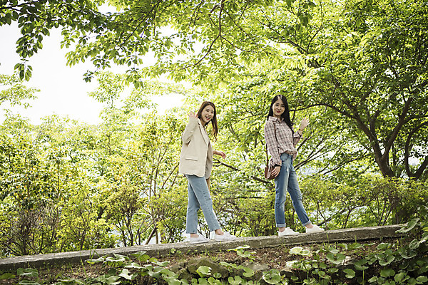포토 JPG 주간 전신 나무 우먼라이프 공원 여자 길 여행 사람 20대 성인 야외 두명 옆모습 관광지 걷기 봄 우정 산책 산책로 한국인 추억 전라남도 손인사 숲길 여수 국내여행 봄여행 성인여자만 국내포토 자연요소 식물 라이프스타일 계절 공공시설 뷰포인트 컨셉 모션 휴식 동양인 청년 친구 인사 전라도 여자만 성인만 파일형식